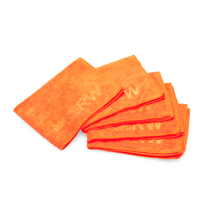 Fem orangea torkdukar i en hög, med text inskriven på ytan.