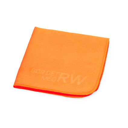 Orange mikrofiberduk med tryckt text "GORDET M20 RW" i vitt i det ena hörnet.