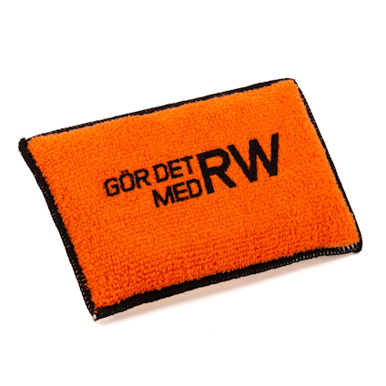 Orangesvamp med svart kant och texten "GÖR DET MED RW".