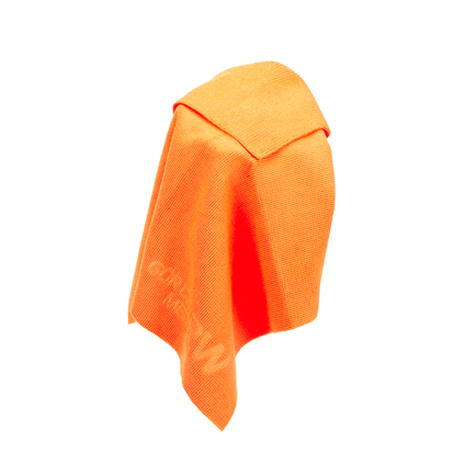 Orange duk i mikrofiber, vikt över ett osynligt föremål.