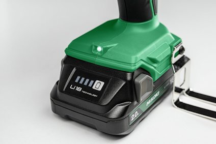 Grön och svart laddningsbar batteridel av ett elverktyg med LED-indikator och texten "Li18 Technology" och "2.0".