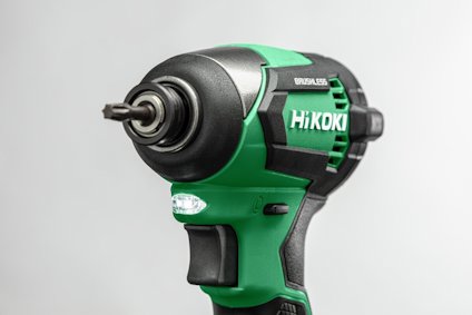 Grön och svart batteridriven skruvdragare med texten "HiKOKI" och en borstlös motor.