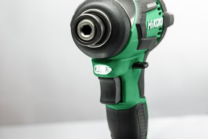 Grön och svart sladdlös borrmaskin med metallbitshållare och logotypen "HiKOKI".
