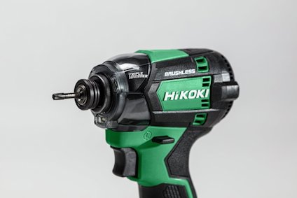Grön och svart skruvdragare märkt "HiKOKI" med borstad motor och metallborrfäste.