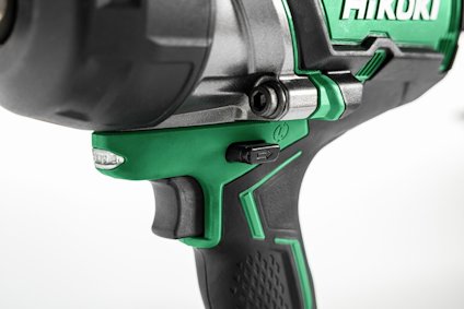 Närbild av ett grönt och svart elektriskt verktygshandtag med texten "Hikoki".