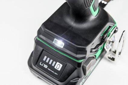 En sladdlös borrmaskin med uppladdningsbart Li-ion-batteri och lysdiodslampa.