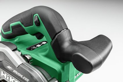 Handtag och reglage för en grön och svart elverktygsmaskin med texten "HiKOKI" och "M2 Brushless".