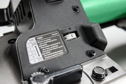 Nära bild på en elektrisk verktygsinställning med ett urvalshjul och en etikett som visar användningsinstruktioner.