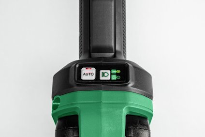 Grönt och svart elverktygshandtag med knappar märkta "AUTO" och två lysdioder.
