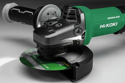 Vinkelslipmaskin med grönt och svart hölje, märkt "HiKOKI" och "Brushless", grönt slipblad monterat.