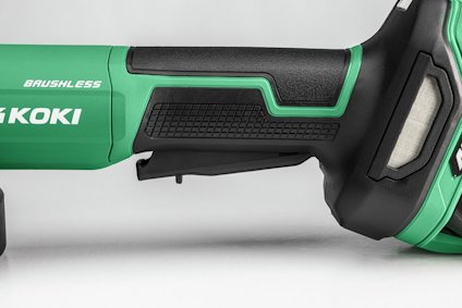 Närbild av grön och svart sladdlös borrmaskin med "BRUSHLESS" och text på sidan.