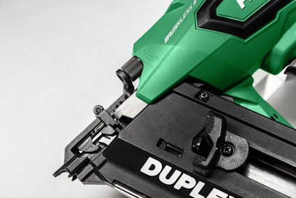 Grön och svart maskin för spikning med texten "DUPLEX" och "BRUSHLESS" synlig.