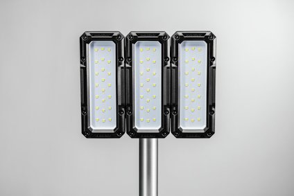 Svart LED-gatlyktarmatur med tre rektangulära ljuspunkter och flera små lysdioder.