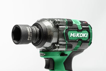 Slagborrmaskin i närbild, svart och grön med texten "HiKOKI" på sidan.