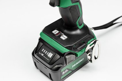 Sladdlös borrmaskin med laddningsbar 18V batteripack, 5,0 Ah. Märkt med "Hikoki" och batterinivåindikator.