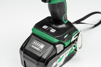 Sladdlös Hikoki-skruvdragare med batteriindikator och gröna detaljer.