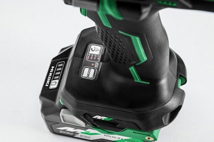 Sladdlös borrmaskin i svart och grönt med batteriindikator och grepp i texturerad plast.