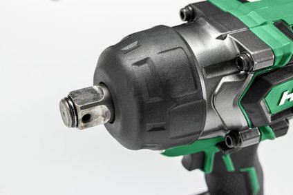 Sladdlös, batteridriven mutterdragare med grönt och svart handtag, metalliskt huvud.