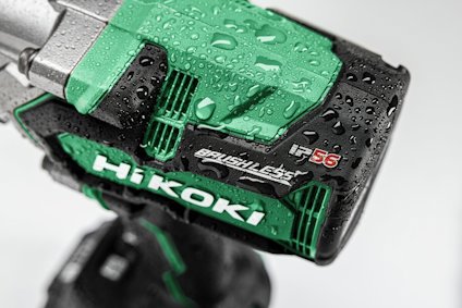 Handhållen Hikoki-verktyg med grönt och svart hölje, täckt av vattendroppar. Märkt "Brushless", "IP56".