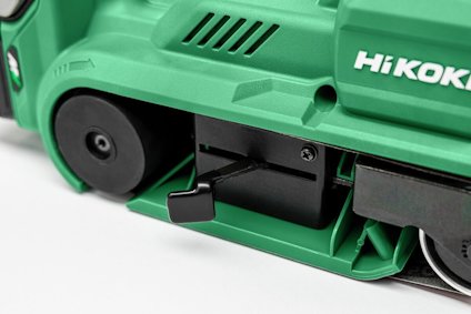 Grön och svart slipmaskin med justerbart stöd och vred, märkt "Hikoki".