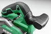 Grön och svart handtag på en elektrisk verktyg med texten "BRUSHLESS" och bokstäverna "HIKO".