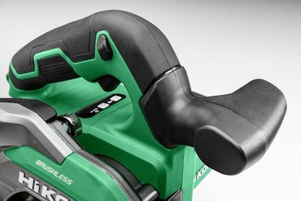 Grön och svart handtag på en elektrisk verktyg med texten "BRUSHLESS" och bokstäverna "HIKO".