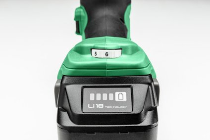 Svart och grön batteridriven enhet märkt "Li 18 Technology" med batteriindikator som visar full laddning.