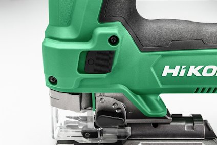 Grön och svart sticksåg med texten "HiKOKI" på sidan, placerad mot en ljus bakgrund.