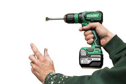 En person håller i en grön och svart Hikoki batteriborrmaskin med en borr monterad.