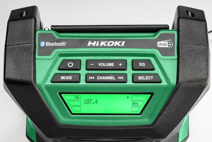 Högtalare med digital display som visar FM 107,4 MHz. Knapp för Bluetooth, volym, kanal och EQ. Märkt "HiKOKI".