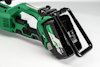 Grön batteridriven sticksåg med svart handtag, synlig batteridel samt knappar och etiketter.