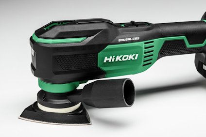 Bärbar sladdlös slipmaskin i svart och grönt, märkt "HiKOKI" och "BRUSHLESS".
