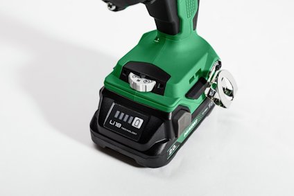 Grön och svart sladdlös borrmaskin med ett Li-ion batteri på 18V, batteriets laddningsindikator synlig.