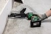Elektrisk skruvdragare används för att fästa en gipsskiva mot en vägg.