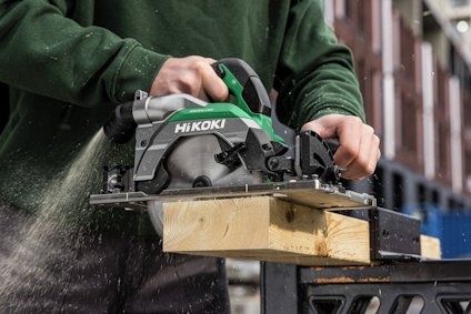 En person använder en Hikoki cirkelsåg för att såga en träplanka.