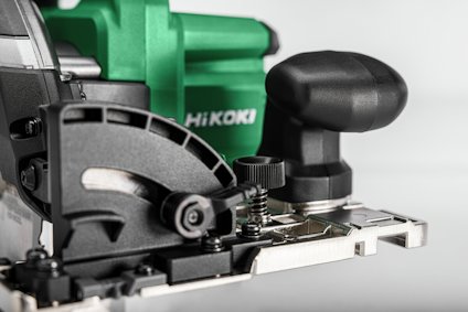 Närbild av en kraftverktygsdel med svart handtag och delvis synlig grön motor märkt ”HiKOKI”.