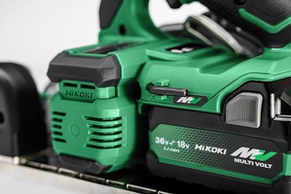Grön Hikoki Multi Volt verktyg med 36V och 18V litiumbatteri, närbild på detaljer.