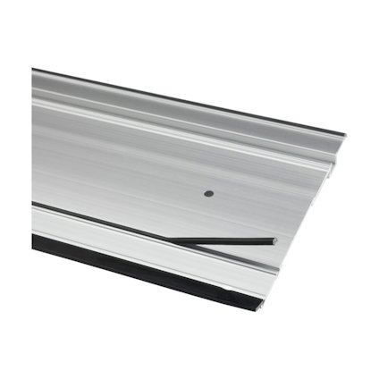 Aluminiumprofilskena med svart tätning och en markerad skruvhål.