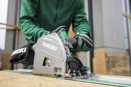 Person sågar träskiva med en HiKOKI cirkelsåg.
