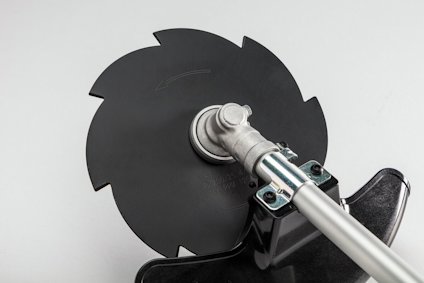Cirkelformat sågblad monterat på en trimmer eller liknande verktyg.