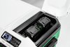 Bärbar kylbox med öppet lock, två batterier och en digital display som visar temperatur och inställningar.