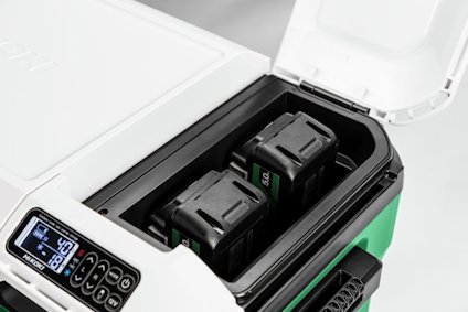 Bärbar kylbox med öppet lock, två batterier och en digital display som visar temperatur och inställningar.