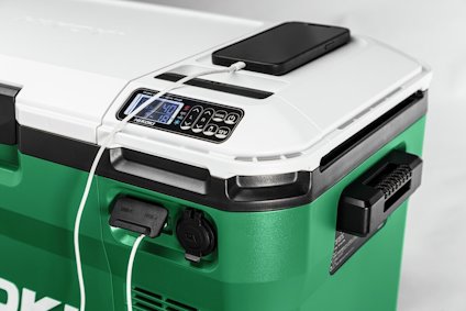 Grön kylbox med digital display, knappar och laddningsportar på locket.
