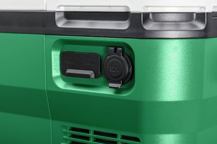 Grön och svart kylbox med två USB-portar och en 12V-kontakt på sidan.