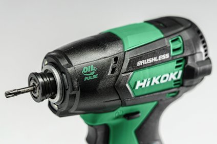 Grön och svart Hikoki skruvdragare med texten "BRUSHLESS" och "OIL PULSE" på sidan.