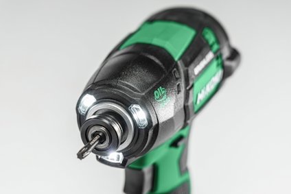 En grön och svart elektrisk borrmaskin med ett borrstål fäst och LED-lampor runt borret.