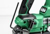 Grön och svart elektrisk handverktyg med ett L-format metallhandtag, två knappar och en batterifack.