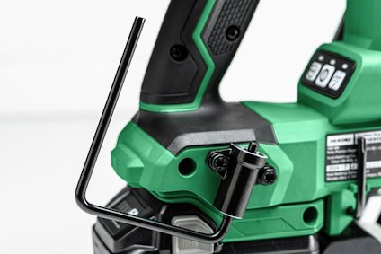 Grön och svart elektrisk handverktyg med ett L-format metallhandtag, två knappar och en batterifack.
