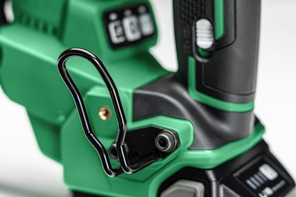 Grön och svart elektrisk verktyg med metallkrok och handtag med digital display.
