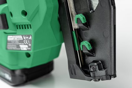 Grön och svart elektrisk verktyg med detaljerade komponenter och en etikett med text.